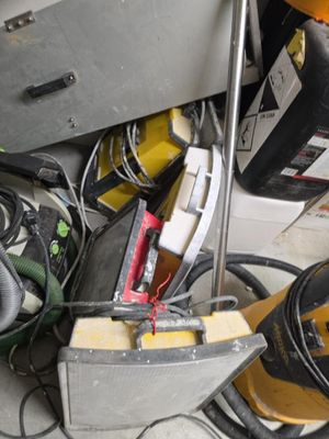 un tas d'appareils électriques en tout genre par terre