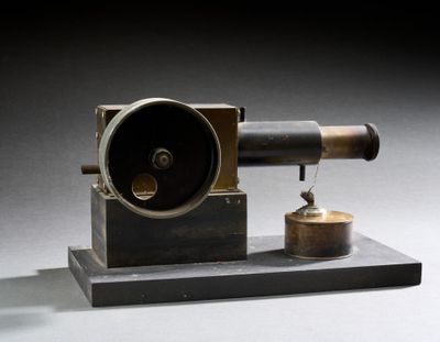 un petit télescope posé sur une table