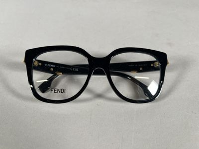 Les lunettes sont noires et ont des verres transparents.