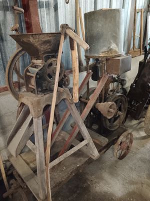 an old machine that is sitting in a room