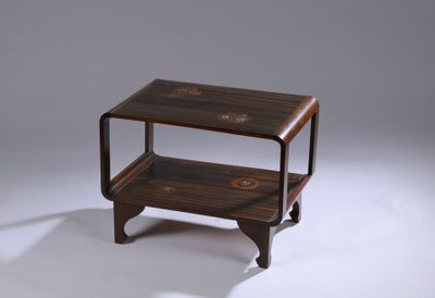 une petite table en bois sur laquelle se trouvent deux étagères