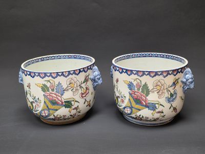 paire de vases chinois de style « famille » à décor bleu et blanc