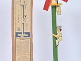 deux jouets en bois posés l'un à côté de l'autre
