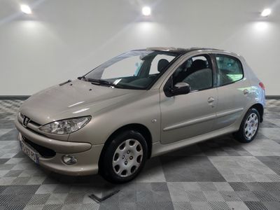 la photo d'une voiture argentée garée dans un garage
