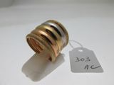une bague avec une étiquette de prix posée sur une table