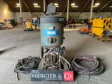 une machine qui se trouve au milieu d'un bâtiment
