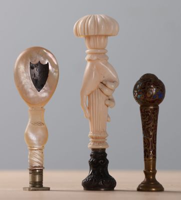 Trois cachets, l'un en bronze et émaux cloisonnés, l'autre en nacre, l - Photo 1