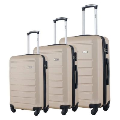 trois bagages empilés les uns sur les autres, montés sur roulettes