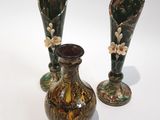 two vases that are sitting next to each other on a table