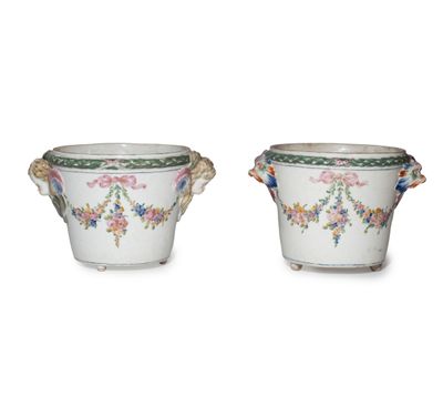 paire de vases en porcelaine chinoise ornés de motifs floraux et munis d'anses