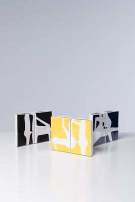 trois blocs de couleurs différentes, chacun orné d'une figure, sur un fond blanc