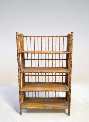 une photo d'une étagère en bois comportant quatre tablettes