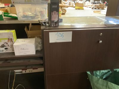 de nombreuses boîtes de nourriture sur les étagères du magasin