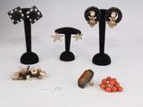 trois paires de boucles d'oreilles, une bague et un collier de perles