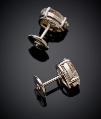 une paire de boutons de manchette en argent sur fond noir