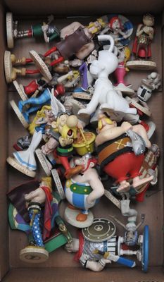 une boîte remplie de figurines qui se trouvent dans une boîte