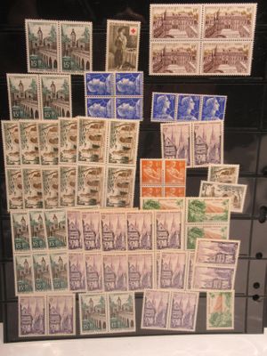 de nombreux timbres différents exposés dans une vitrine