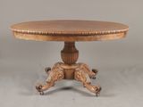 une table en bois avec un plateau circulaire et quatre pieds