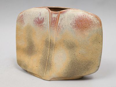 un petit vase orné d'un motif marron et jaune