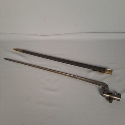 une paire d'outils anciens posés sur un linge blanc, sur une table