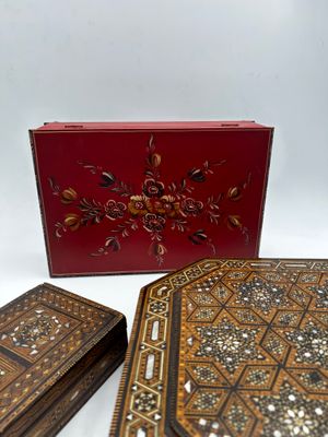 deux boîtes ornées de motifs décoratifs, placées l'une à côté de l'autre
