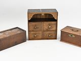 deux petites boîtes en bois et un petit coffre en bois sur fond blanc