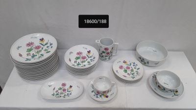 une table sur laquelle se trouvent beaucoup d'assiettes et de bols