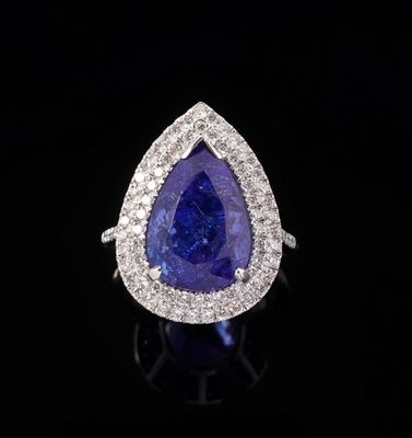 une bague en tanzanite et diamants