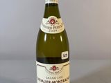 une bouteille de vin posée sur une table