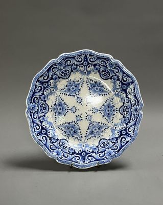 BOURG-LA-REINE Plat en faïence à décor floral en camaïeu de …
