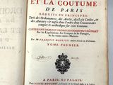 un livre ouvert sur lequel est représenté un blason