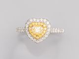 une bague en forme de cœur sertie de diamants jaunes et blancs