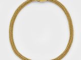 un collier en or avec un fermoir en forme de serpent