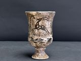 un vase sur lequel figure la photo d'une femme