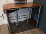 l'image d'un bureau sur lequel se trouve un ordinateur