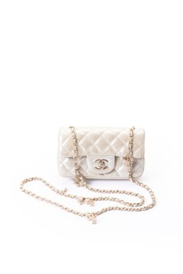CHANEL circa 2012 - Sac 17cm en enduit métallisé or pâle mat…