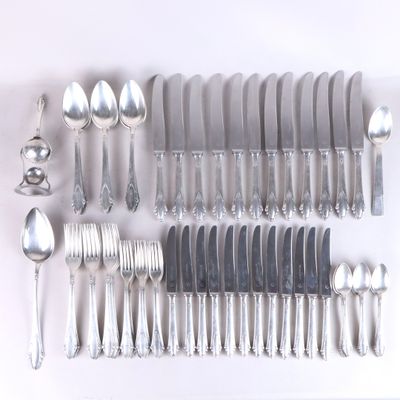 beaucoup de cuillères et de couteaux en argent sur la table