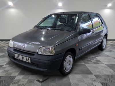 la photo d'une voiture grise garée dans un garage