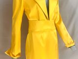 un mannequin portant une veste et une jupe jaunes sur un mannequin mannequin mannequin mannequin mannequin mannequin manne