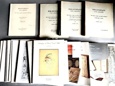 plusieurs livres posés sur une table, recouverts d'une pile de papiers