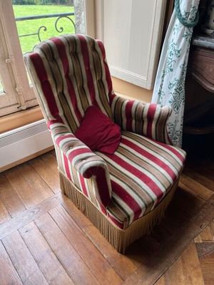 une chaise qui se trouve devant une fenêtre