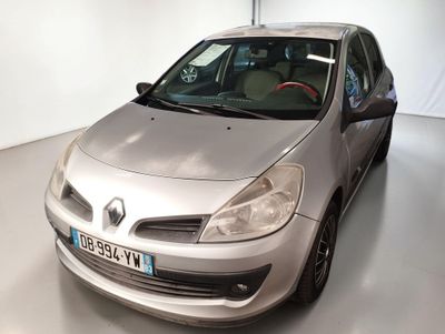 une voiture argentée garée dans une pièce blanche