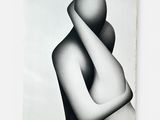 une photo en noir et blanc d'un homme et d'une femme qui s'étreignent