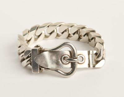 un gros plan d'un bracelet en argent muni d'une boucle