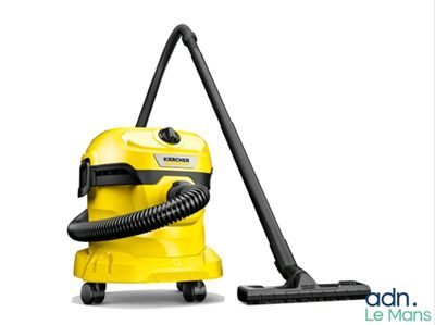 un aspirateur jaune muni d'un tuyau noir sur fond blanc