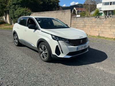 la voiture blanche est garée sur le côté de la route