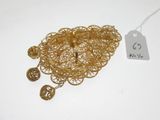 un collier en or et une étiquette sur un fond blanc