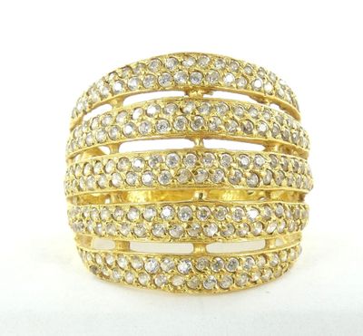 gros plan d'une bague en or avec des diamants sur fond blanc
