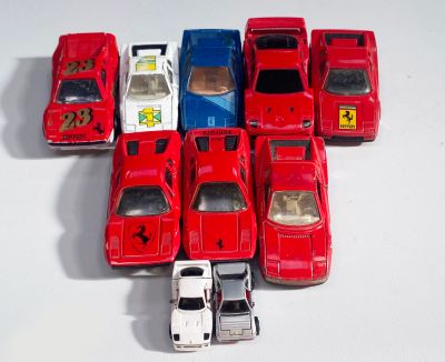 de nombreuses petites voitures disposées sur une surface blanche