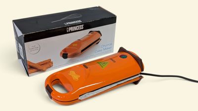 un outil électrique orange posé devant une boîte